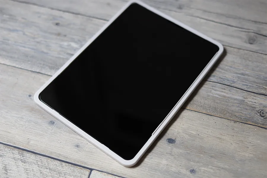 iPad Air用NIMASOグレアフィルムを貼り終えると気泡をぬくだけ