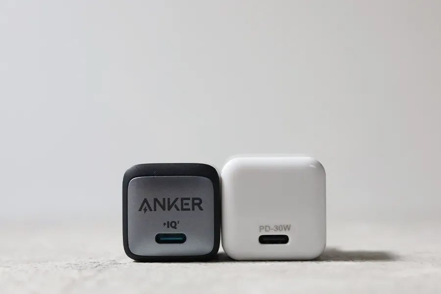 Anker 711 Charger (Nano II 30W) とベルモンドのポート部分