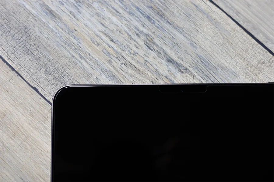 iPad Air用NIMASOグレアフィルムを貼った後に数ミリ空間あり上部