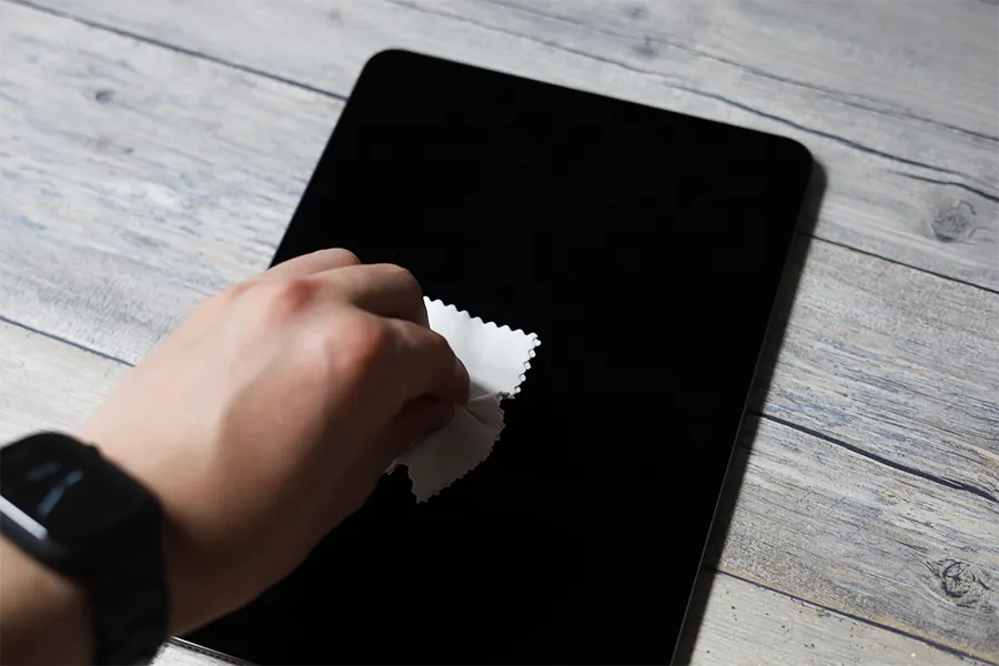 クロスでiPad Airを吹き上げる