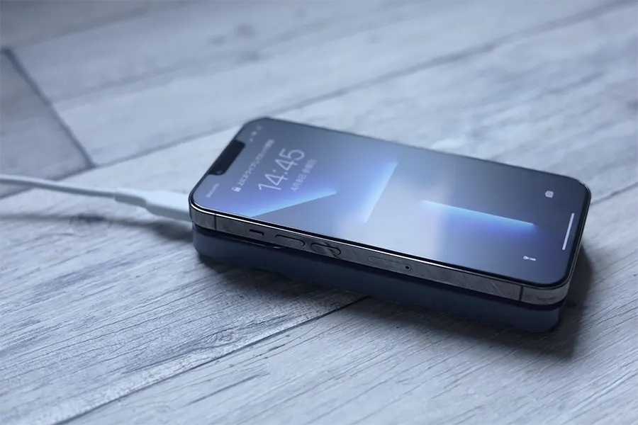 Baseus モバイルバッテリー ワイヤレス マグネット式とiPhone 13 Proの重ねた状態