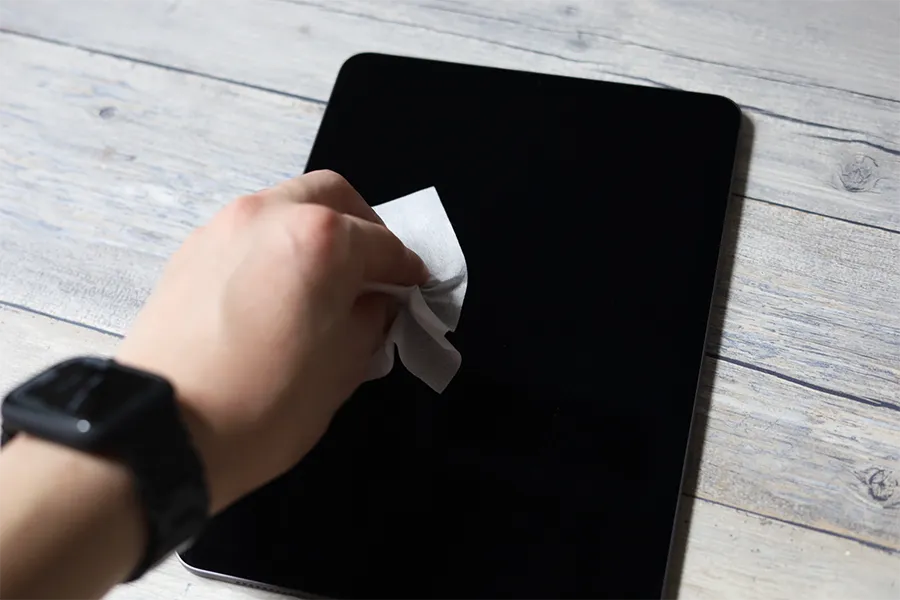 iPad Airをドライシートで拭き取る