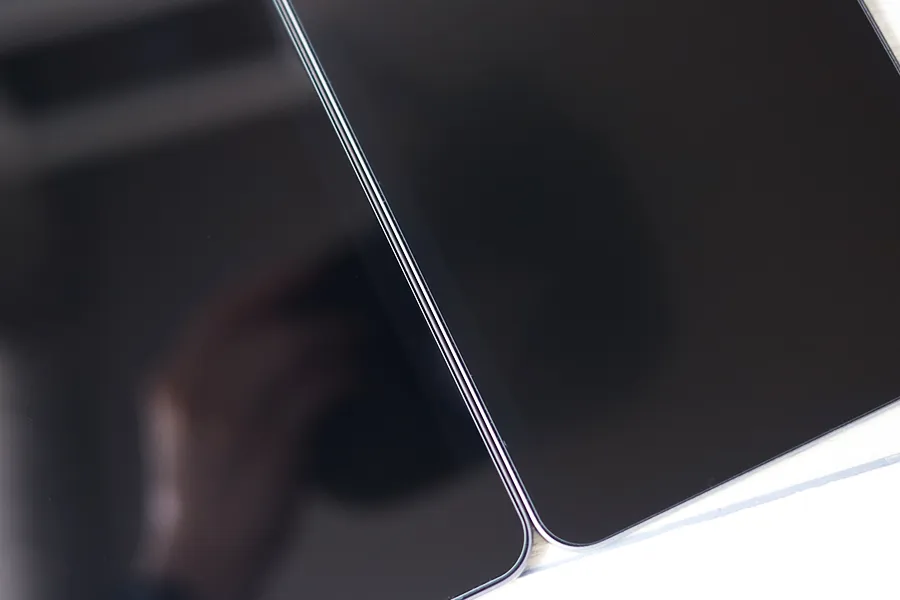 アンチグレアとグレアの違い