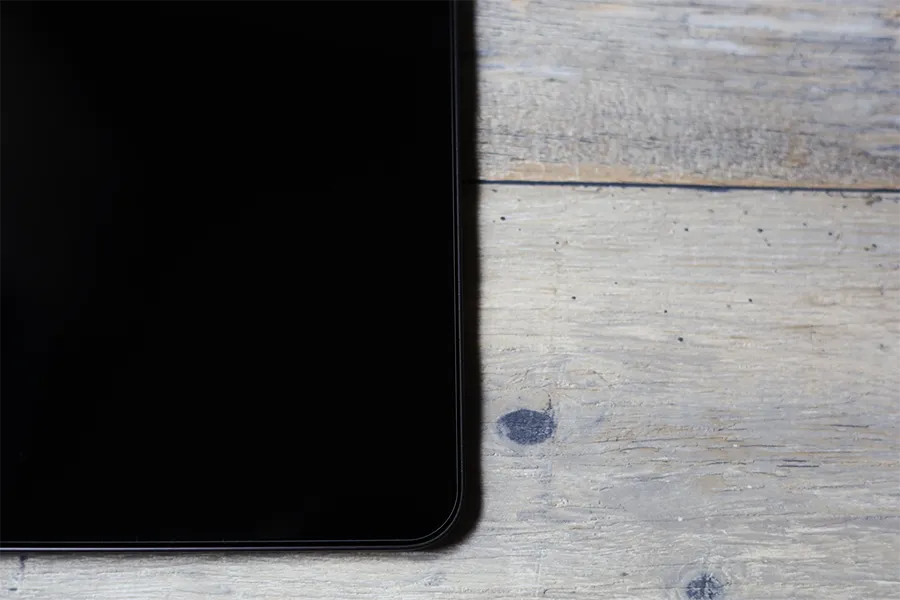 iPad Air用NIMASOグレアフィルムを貼った後に数ミリ空間あり