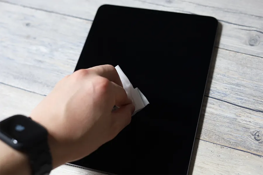 iPad Airをウェットシートで拭き取る