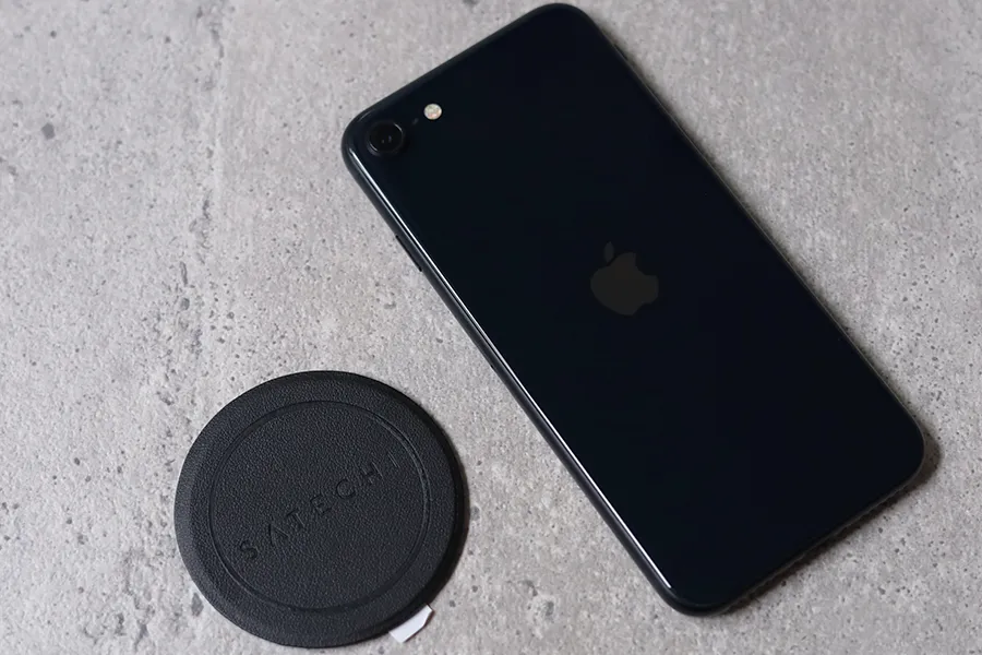 SATECHIマグネットステッカーをiPhoneSE3にはりつけ