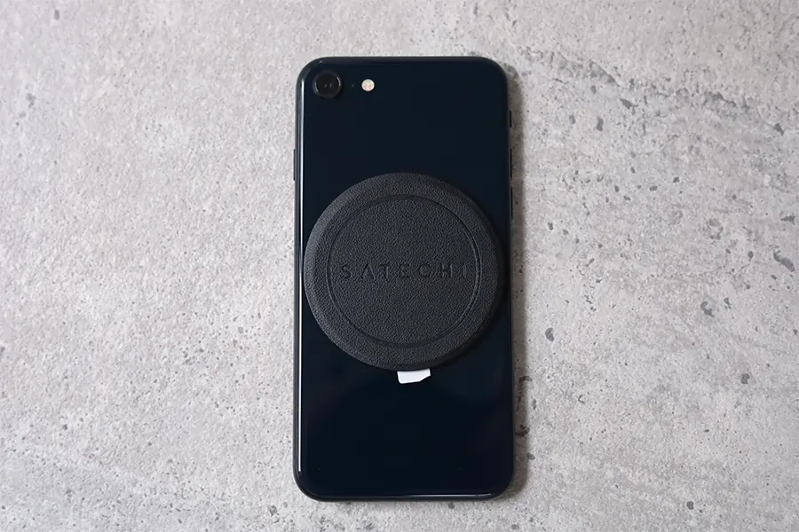 もしSATECHIマグネットステッカーをiPhoneSE3本体に貼ったら