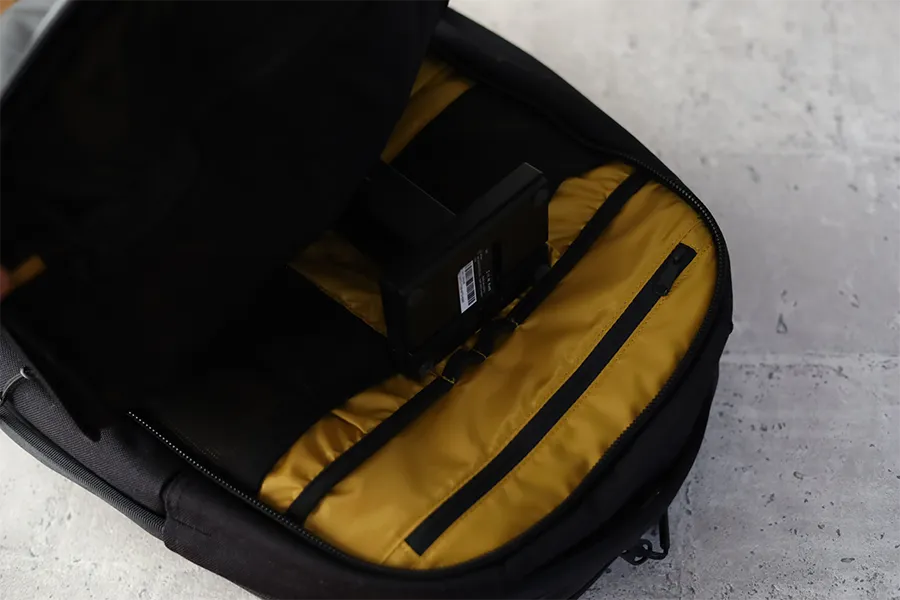バッグにCZUR Lens Proを入れる