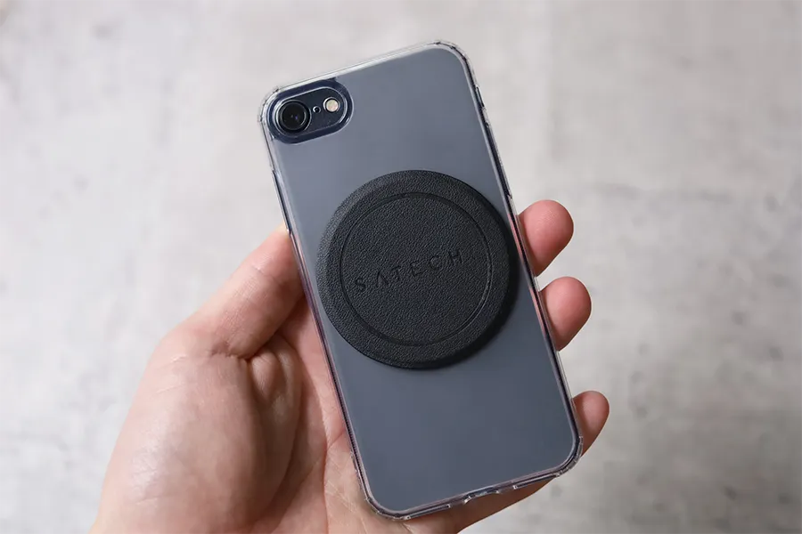 SATECHIマグネットステッカーとiPhone SE3の背面
