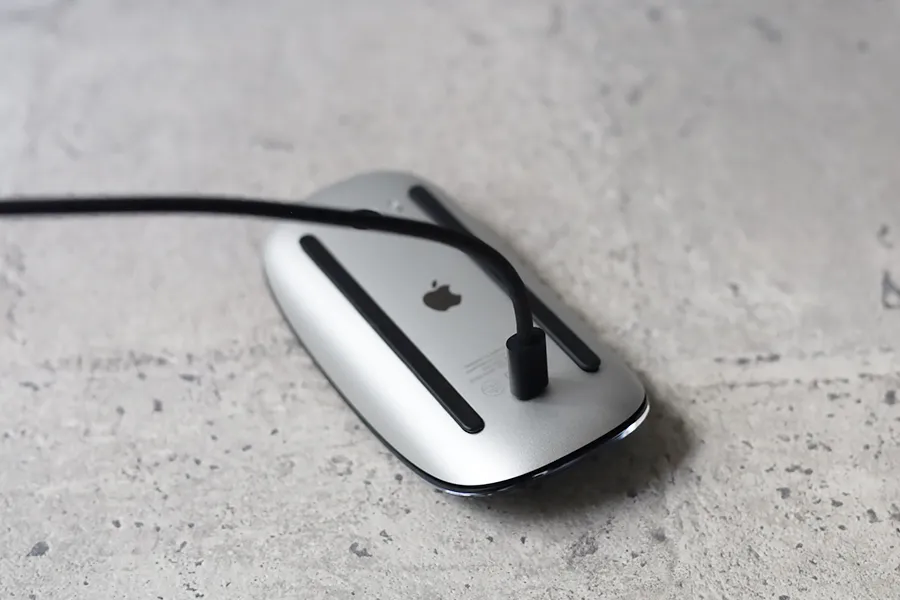 ライトニングケーブルのMagic Mouse 2の背面