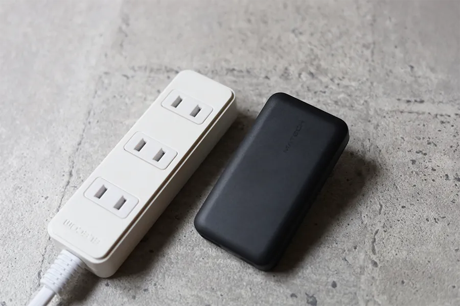 MATECH Sonicharge Flat 65Wと電源プラグ
