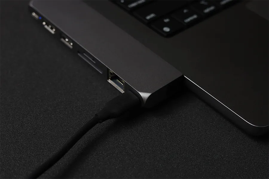 Satechi USB-C Proハブ Max 8i-in2のUSB-C手前側