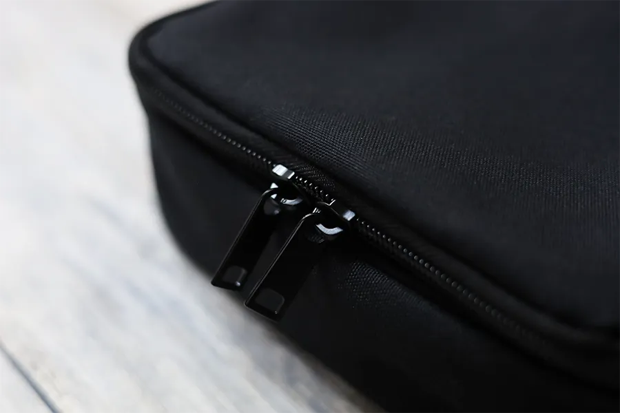 無印良品 ポリエステル吊して使える洗面用具ケースのチャック部分