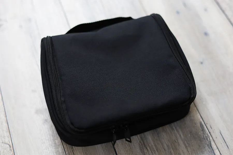無印良品 ポリエステル吊して使える洗面用具ケースの外観デザイン表面