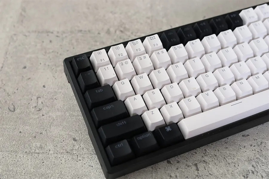 Keychron K2ホットスワップの左側をたかさ出した状態