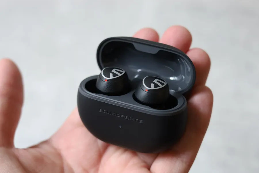 SOUNDPEATS Mini Proの本体とイヤホンケース開けた状態