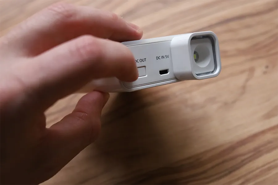 エネループと専用USB急速充電器のボタンを押すとライトUP