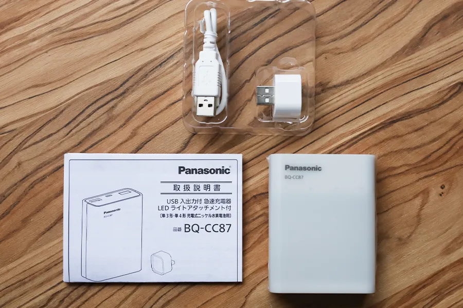 エネループと専用USB急速充電器の付属品