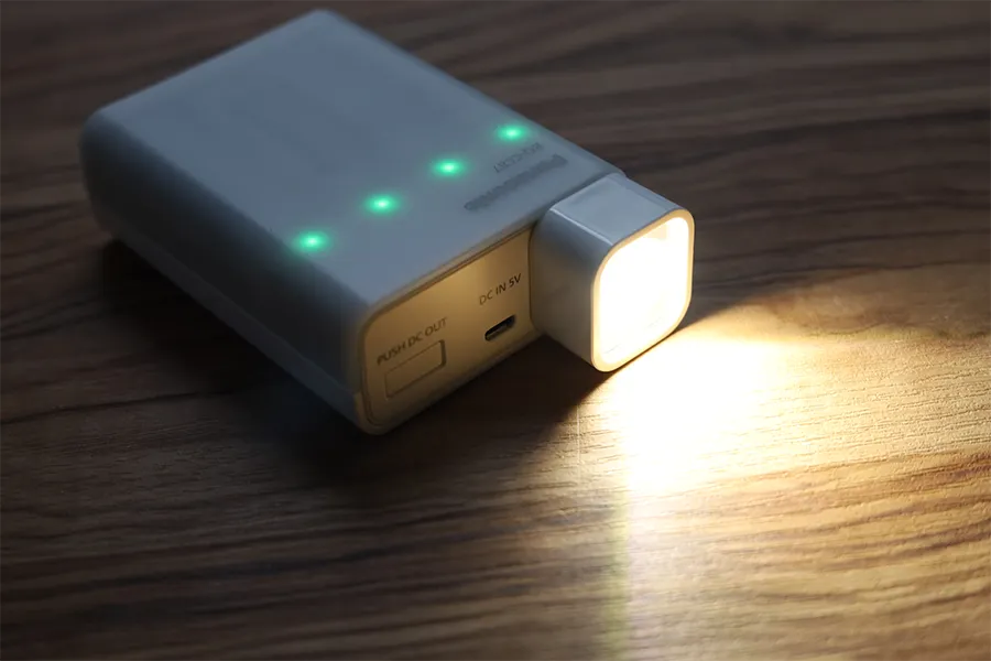 エネループと専用USB急速充電器のLEDライトの明るさ