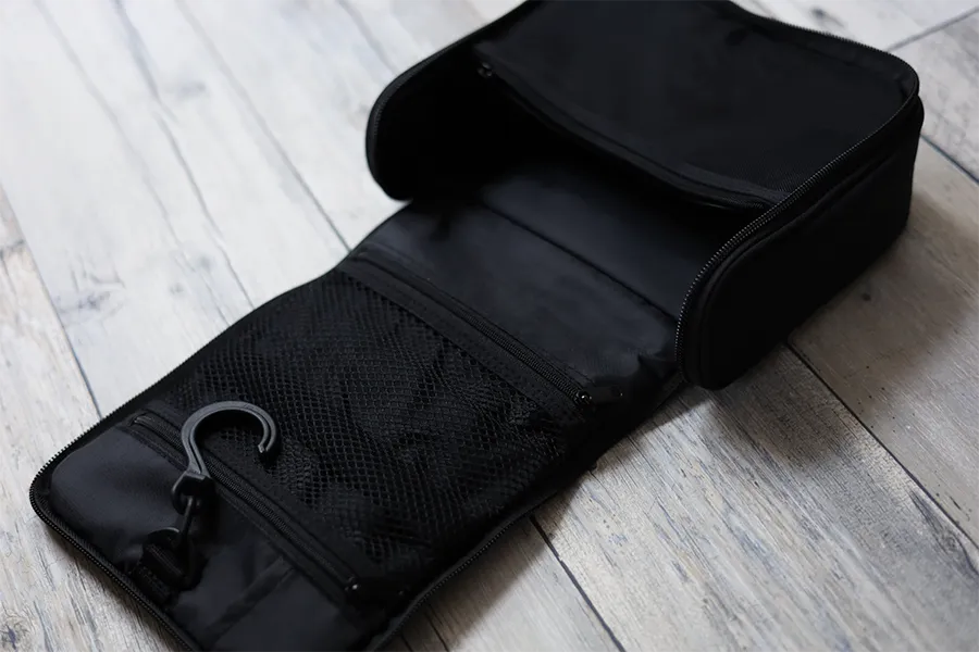 無印良品 ポリエステル吊して使える洗面用具ケースの開いた状態