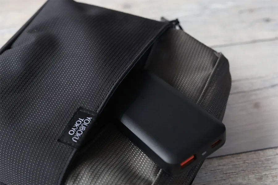 MATECH Sonicharge Flat 65Wはガジェットポーチの隙間に入る