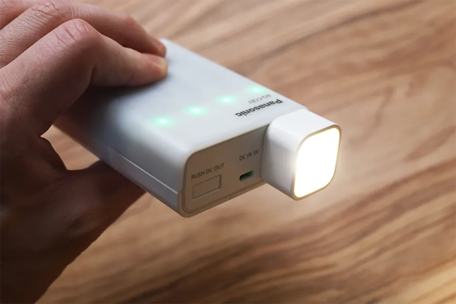 エネループと専用USB急速充電器のライトアップ