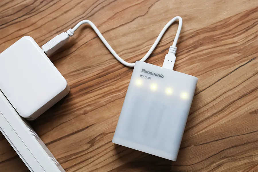 エネループと専用USB急速充電器の充電中