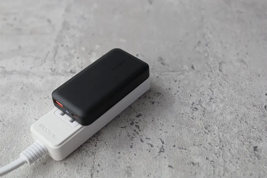 MATECH Sonicharge Flat 65Wをコンセントに挿したじょうたい