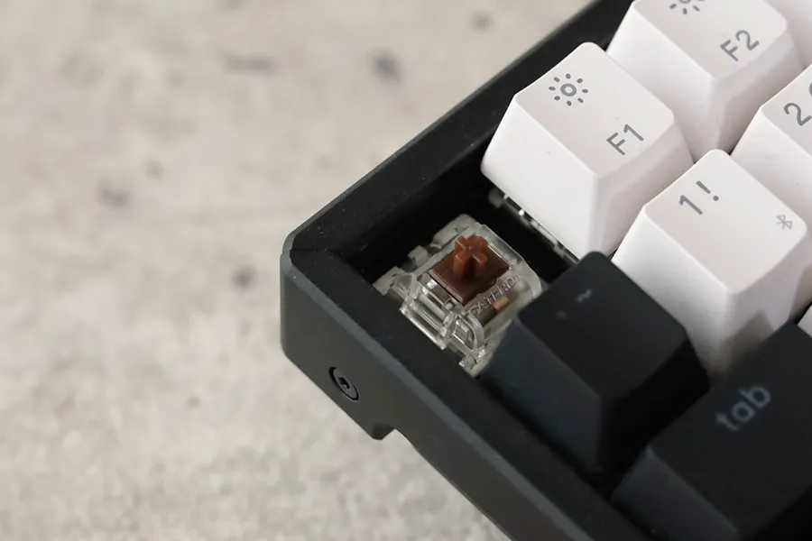Keychron K2 ホットスワップの茶軸部分アップ