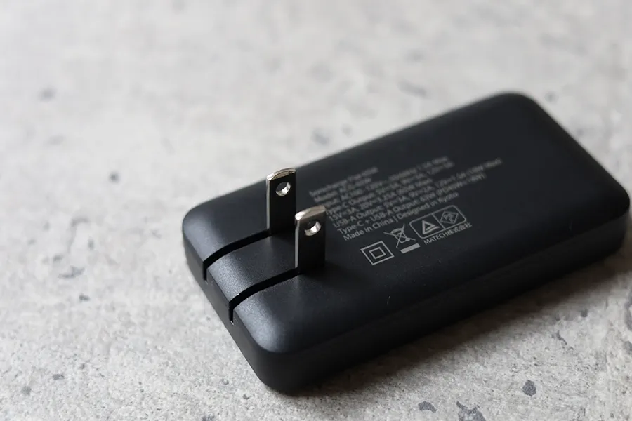 MATECH Sonicharge Flat 65Wのプラグを出した状態