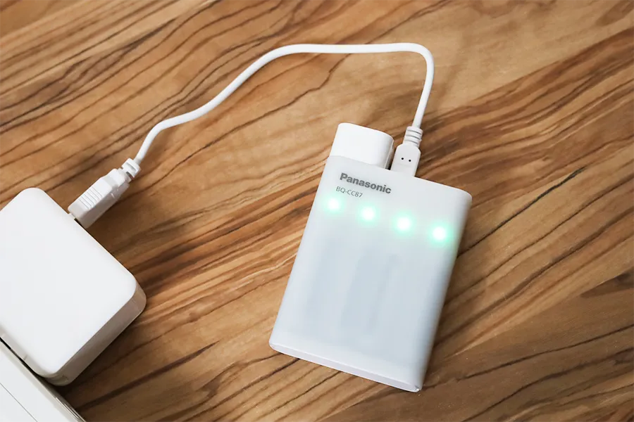 エネループと専用USB急速充電器のグリーンLED