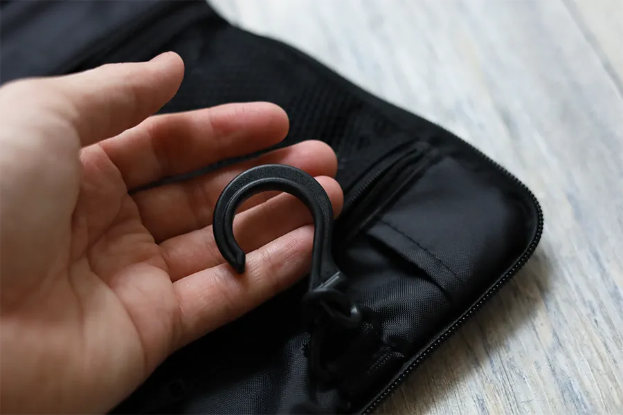 無印良品 ポリエステル吊して使える洗面用具ケースのフックを出した状態