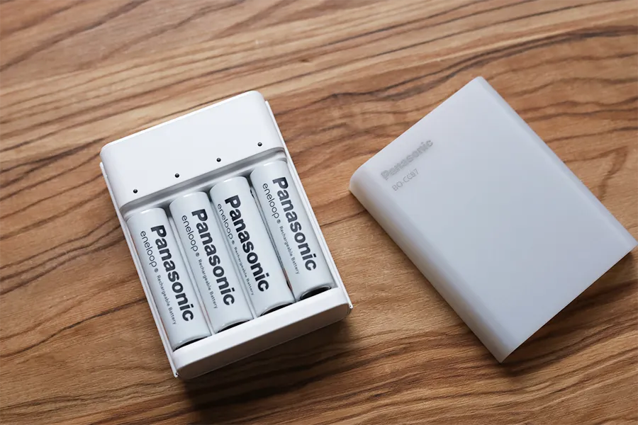 エネループと専用USB急速充電器をセッティング