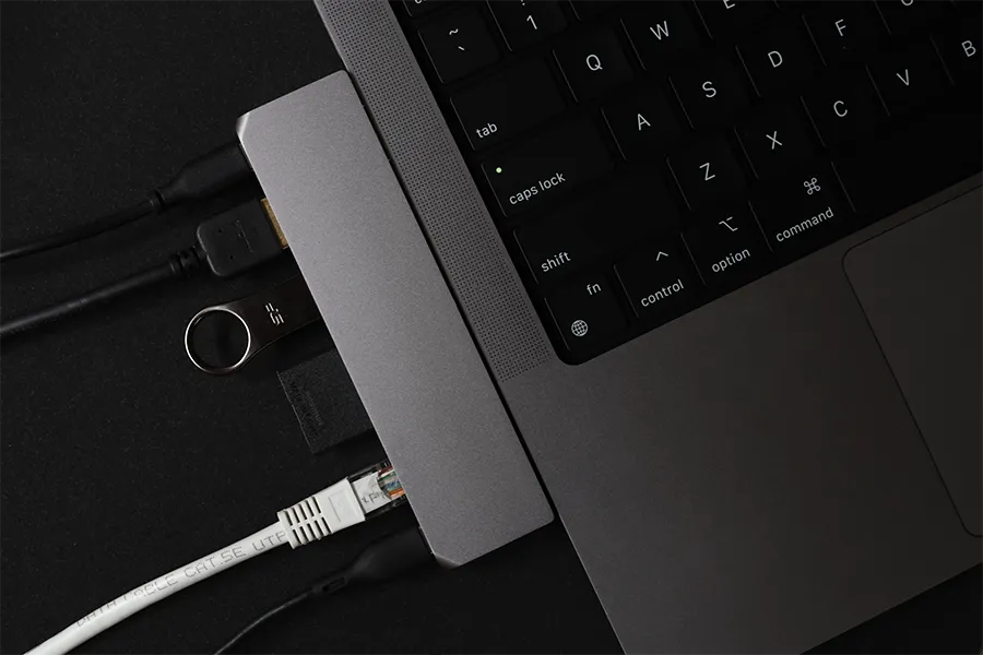 Satechi USB-C Proハブ Max 8i-in-2とMacBook俯瞰