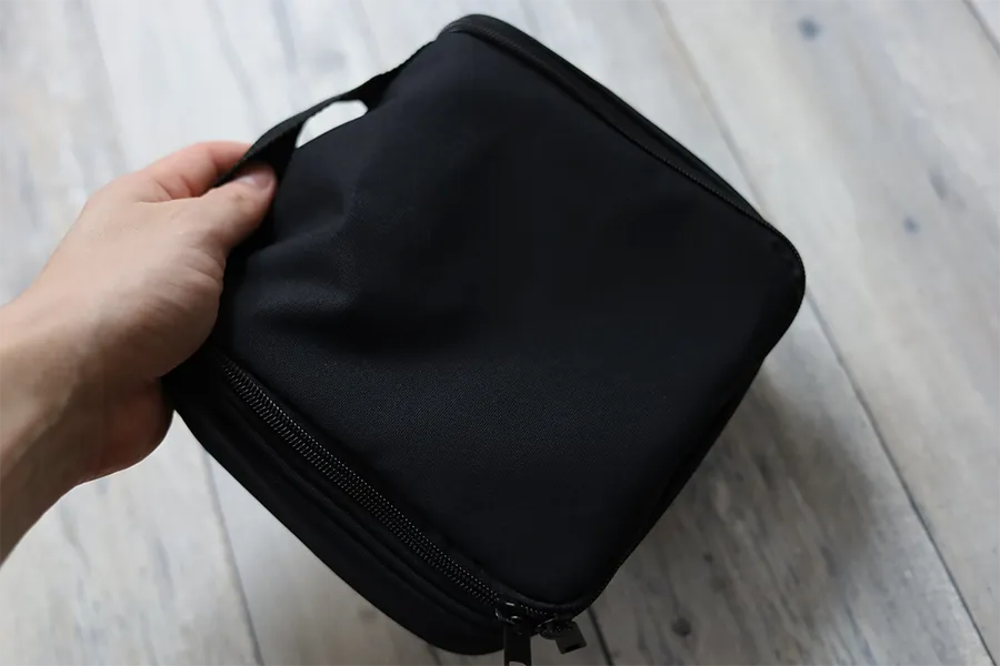 無印良品 ポリエステル吊して使える洗面用具ケースを手に持った状態