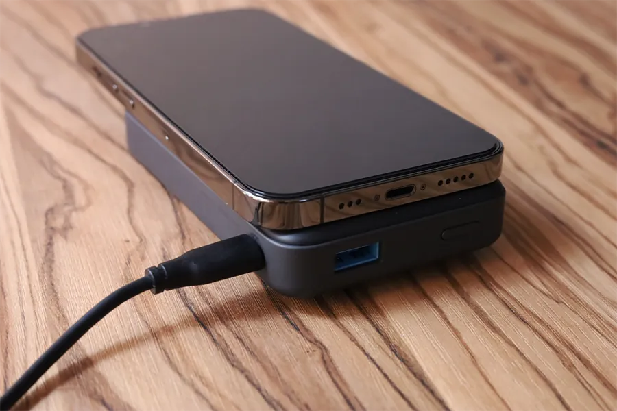 Anker 633 Magnetic Battery (MagGo)とiPhoneの側面ポート部分