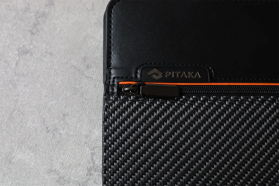 PITAKA Magic Keyboard専用 FlipBook Caseのロゴ