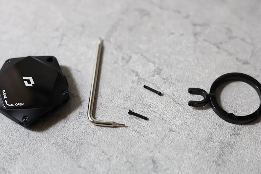 PITAKA PitaTag for Multi-toolは付属のレンチでホルダーを取り付け