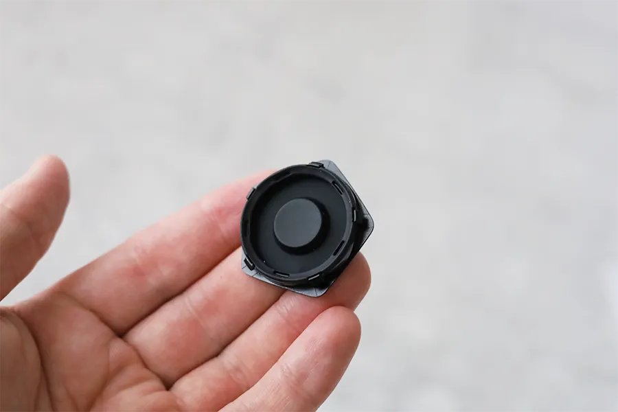 PITAKA PitaTag for Multi-toolの蓋内側にクッションがあるからAirTagに傷つかない