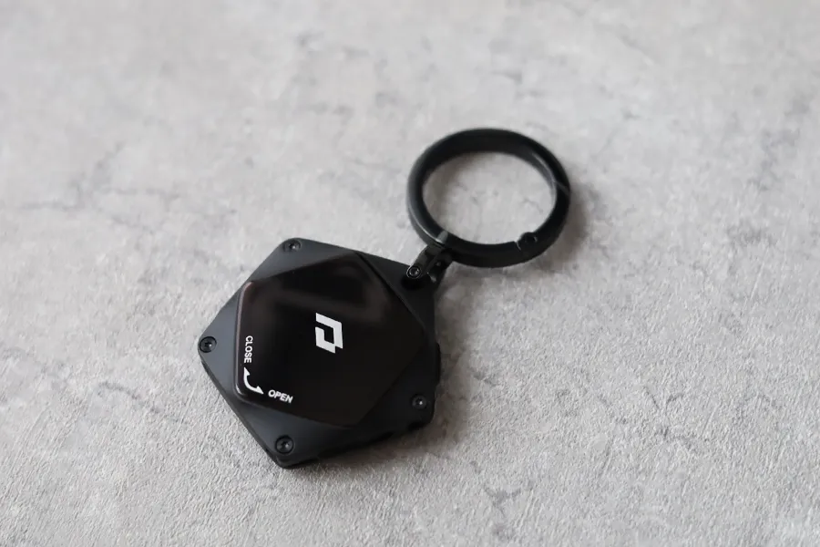 PITAKA PitaTag for Multi-tool本体とホルダー漬けた状態