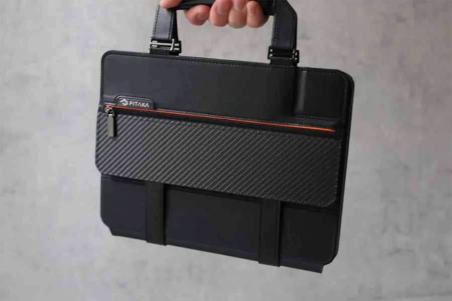 PITAKA Magic Keyboard専用 FlipBook Caseは可愛いサイズ感