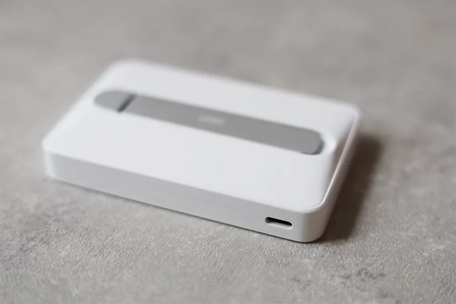 ESR mini KICKSTAND WIRELESS POWERBANKのUSB-Cポートで充電