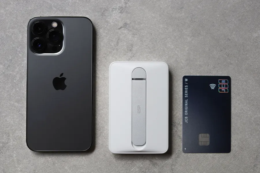 iPhoneとモバイルバッテリーとクレカでサイズ比較