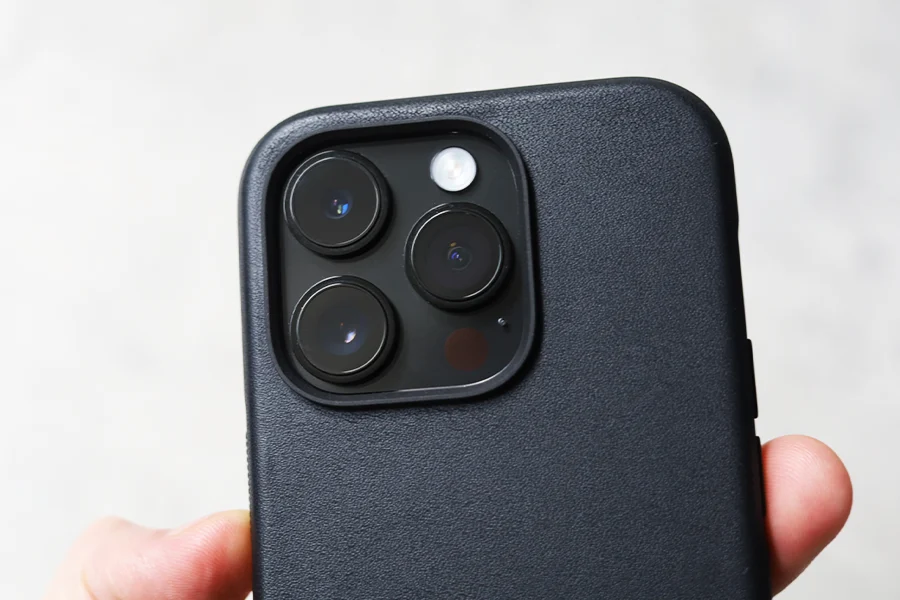 NOMADレザーケースとiPhone 14 Pro装着後のカメラ周り