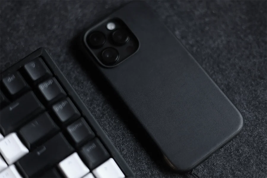 iPhone レザーケースとキーボード