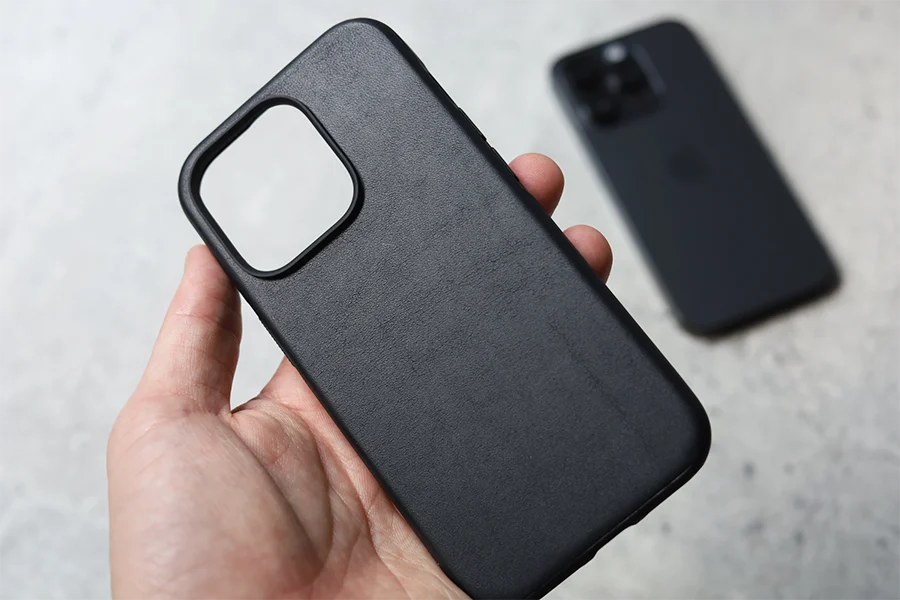 NOMADケースはいい質感と革の風合いが最高 角度によって色味が違う3
