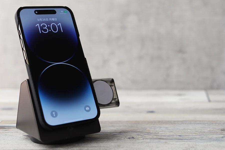 iPhone14 Pro用PITAKA MagEZ Case 3 序曲_ラプソディはMagSafe充電スタンドで充電