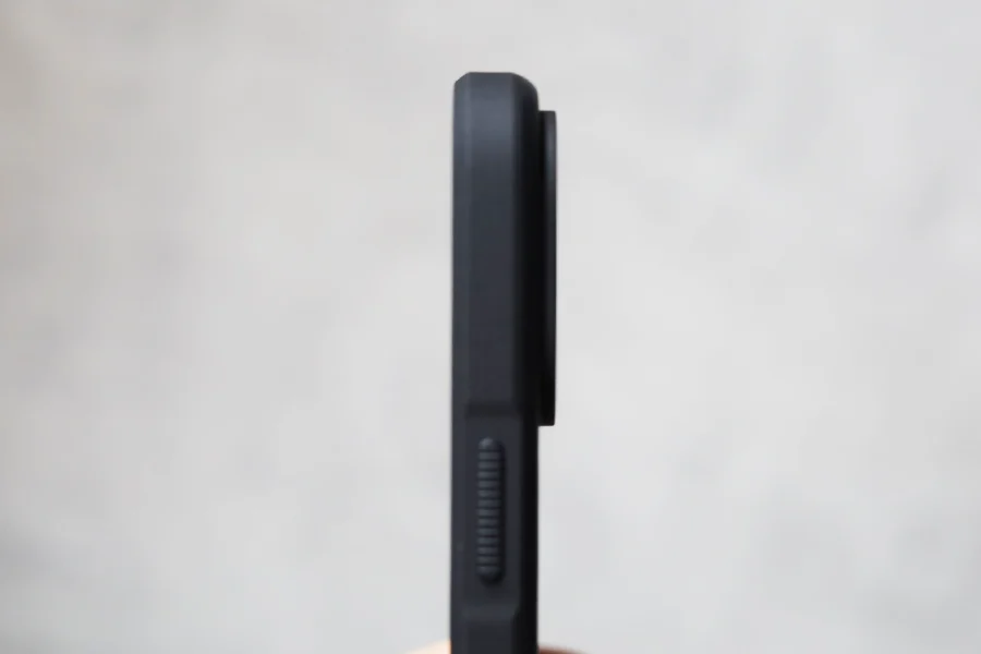 NOMADレザーケースとiPhone 14 Proのカメラ横から