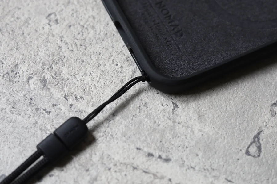 NOMADレザーケースのストラップはケースに装着