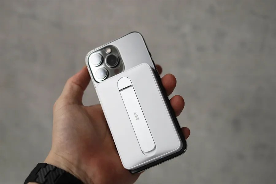 ESR HaloLock モバイルバッテリーレビュー| mini KICKSTAND付きのWIRELESS POWERBANKでiPhoneをながら充電する